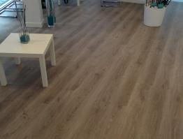 TARIMA LAMINADA AC5 TARKETT ROBLE GRIS CLARO FOREST EN CLÍNICA SMYDENT MADRID