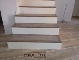 REVESTIMIENTO DE ESCALERA CON TARIMA LAMINADA KRONOSWISS ROBLE RIFT