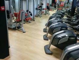 TARIMA LAMINADA AC4 TARKETT ROBLE BEIGE EN GIMNSADIOS HOLIDAY GYM EN MADRID Y ALICANTE