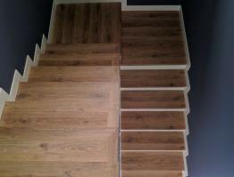 TARIMA LAMINADA AC4 TARKETT ROBLE PRALINE FOREST Y REVESTIMIENTO DE ESCALERA EN ARANJUEZ